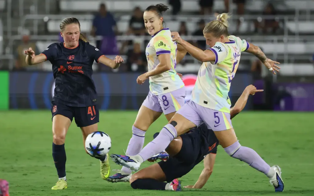 Orlando players Hailie Mace (5) and Luana (8) work to...