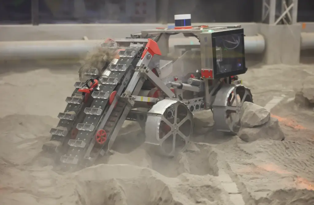 The University of Alabamaâs robot digs during the Lunabotics Challenge...