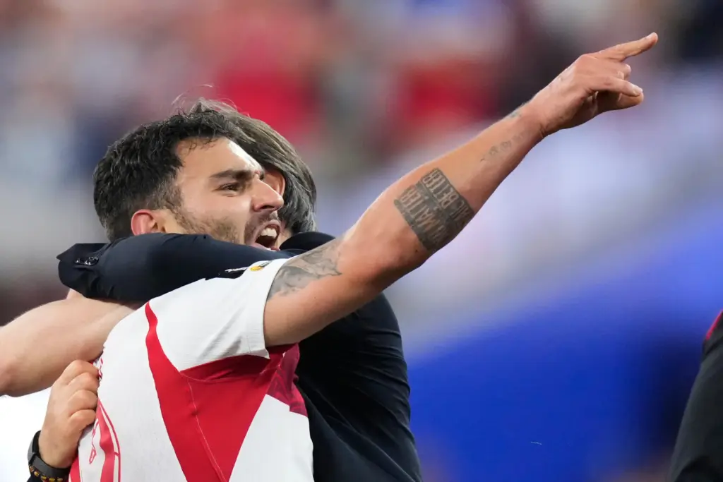 Kaan Ayhan, de la selecciÃ³n de TurquÃ­a, celebra tras marcar...