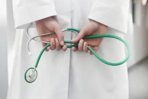 Man’s ear infection spread to his brain. His family claims it could’ve been caught before he died