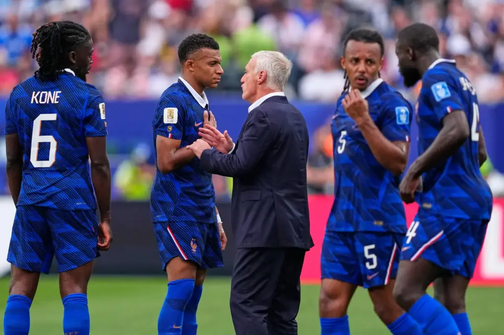 France head coach Didier Deschamps talks with France's Kylian Mbappe in the hydration break.