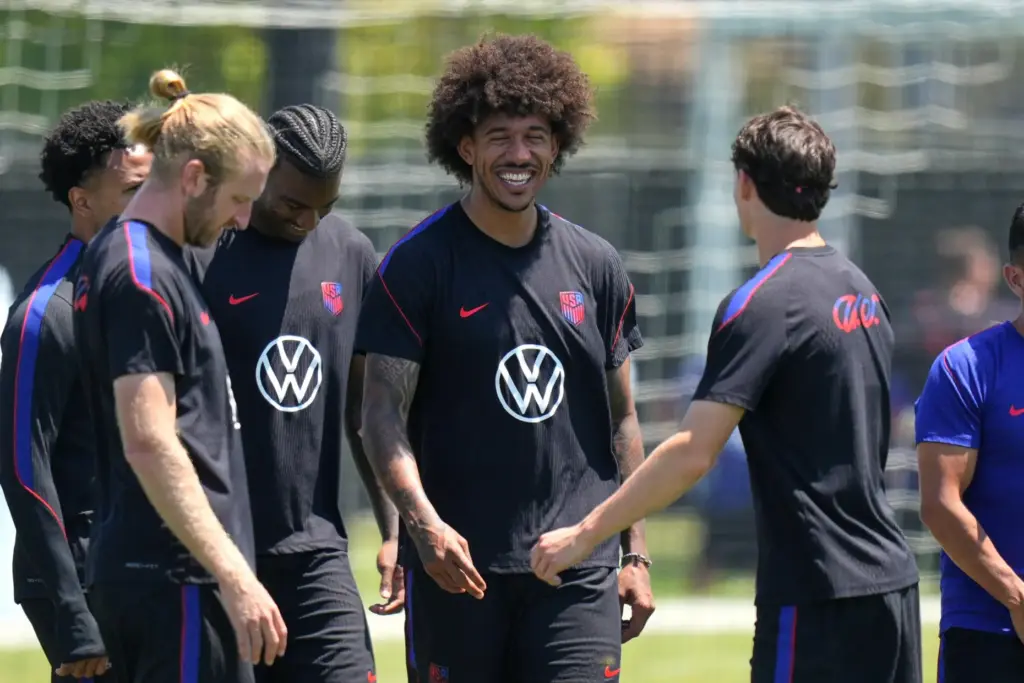 United States’ Chris Richards, center, and teammate Tim Ream, left,...