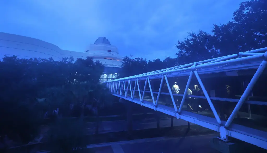 Guests walk across the walkway toward Orlando Science Centerâs Science...