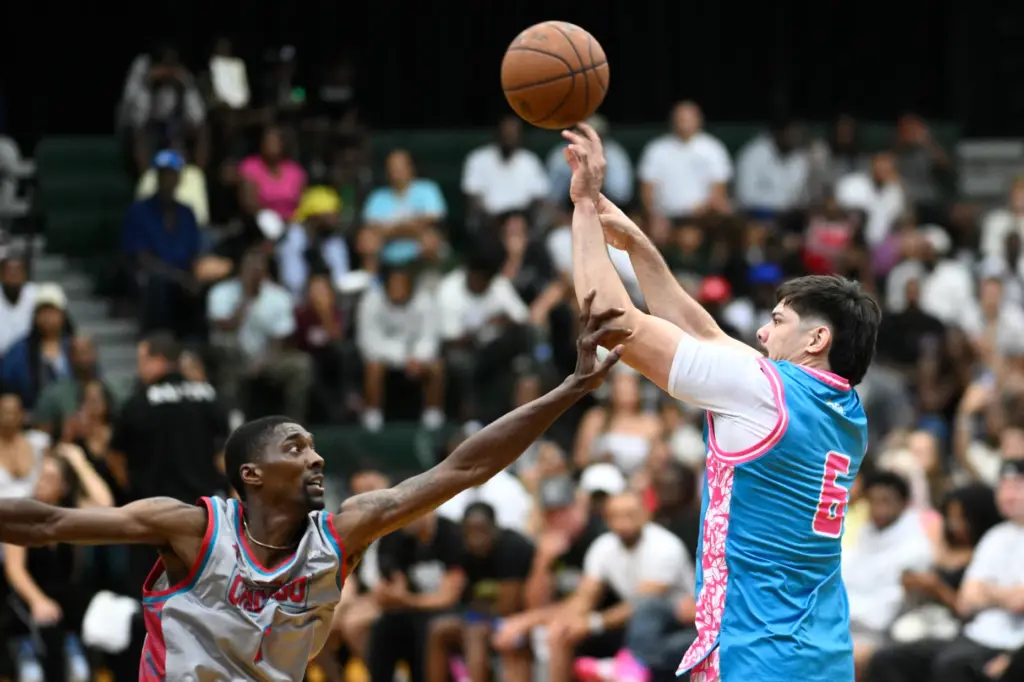 Team Miamiâs Josmel â305Bucketsâ Martinez (6) shoots over Chicagoâs Mitchell...