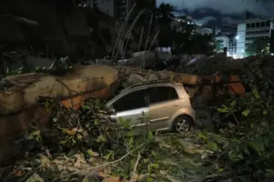 Venezuela earthquake violently shakes stadium during baseball game | VIDEO