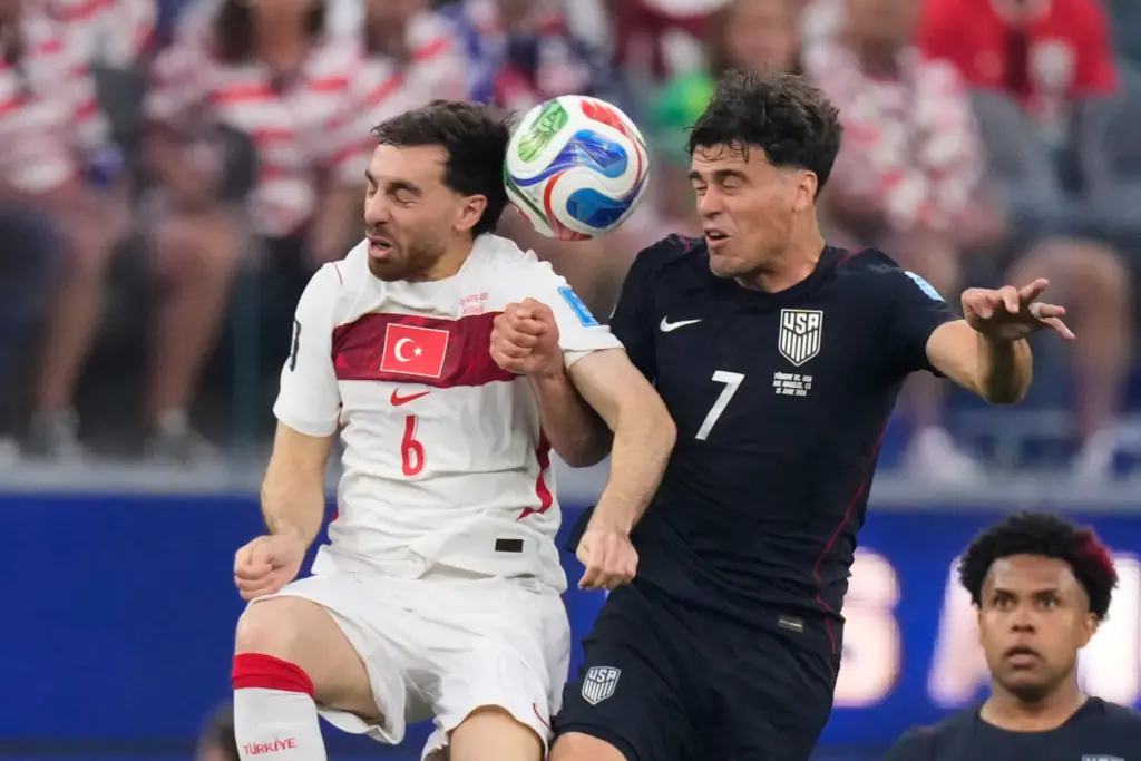 Turkey’s Orkun Kokcu and United States’ Giovanni Reyna (7) go...