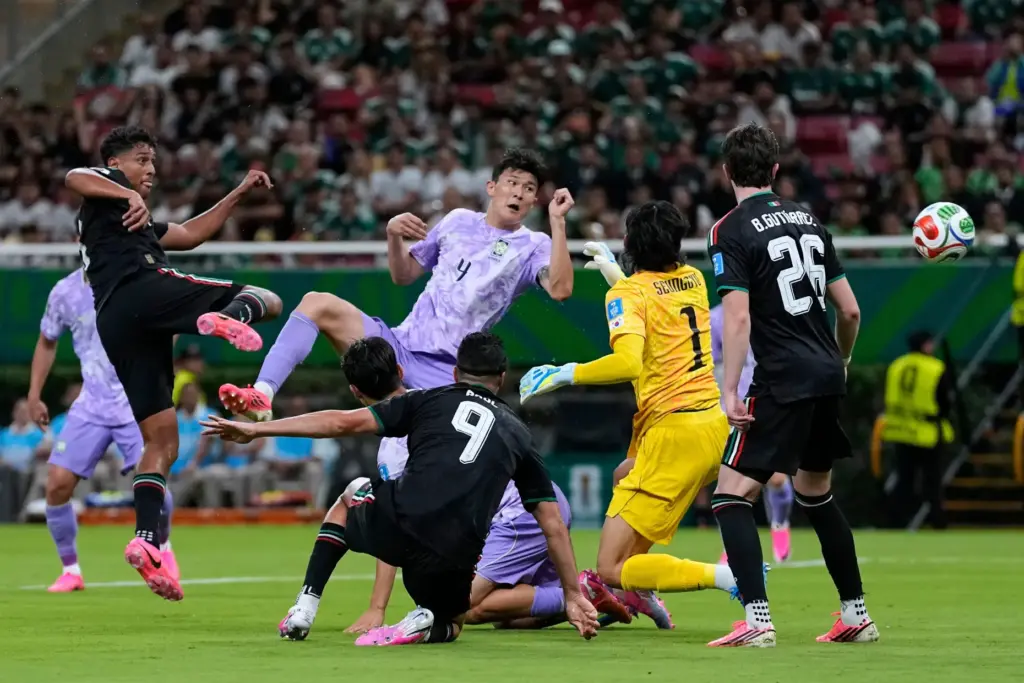 Mexico’s Luis Romo (7), left, scores the opening goal during...