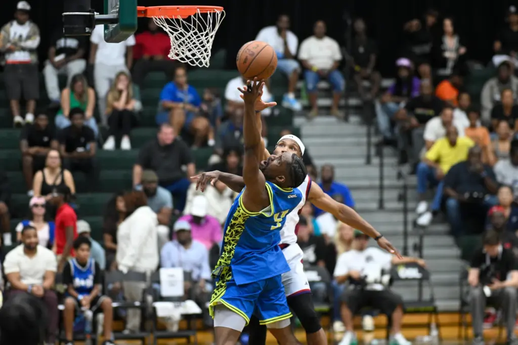 New Yorkâs Jeremiah âJerryâ Mordi (9) goes up to shoot...