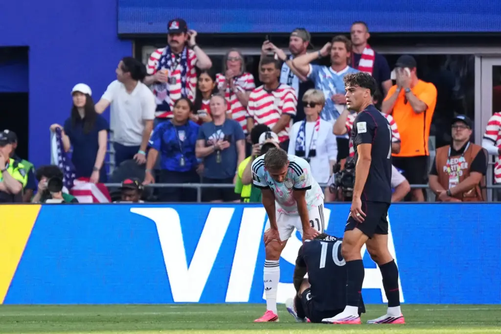 Christian Pulisic is looked after by Giovanni Reyna and Belgium's Timothy Castagne.