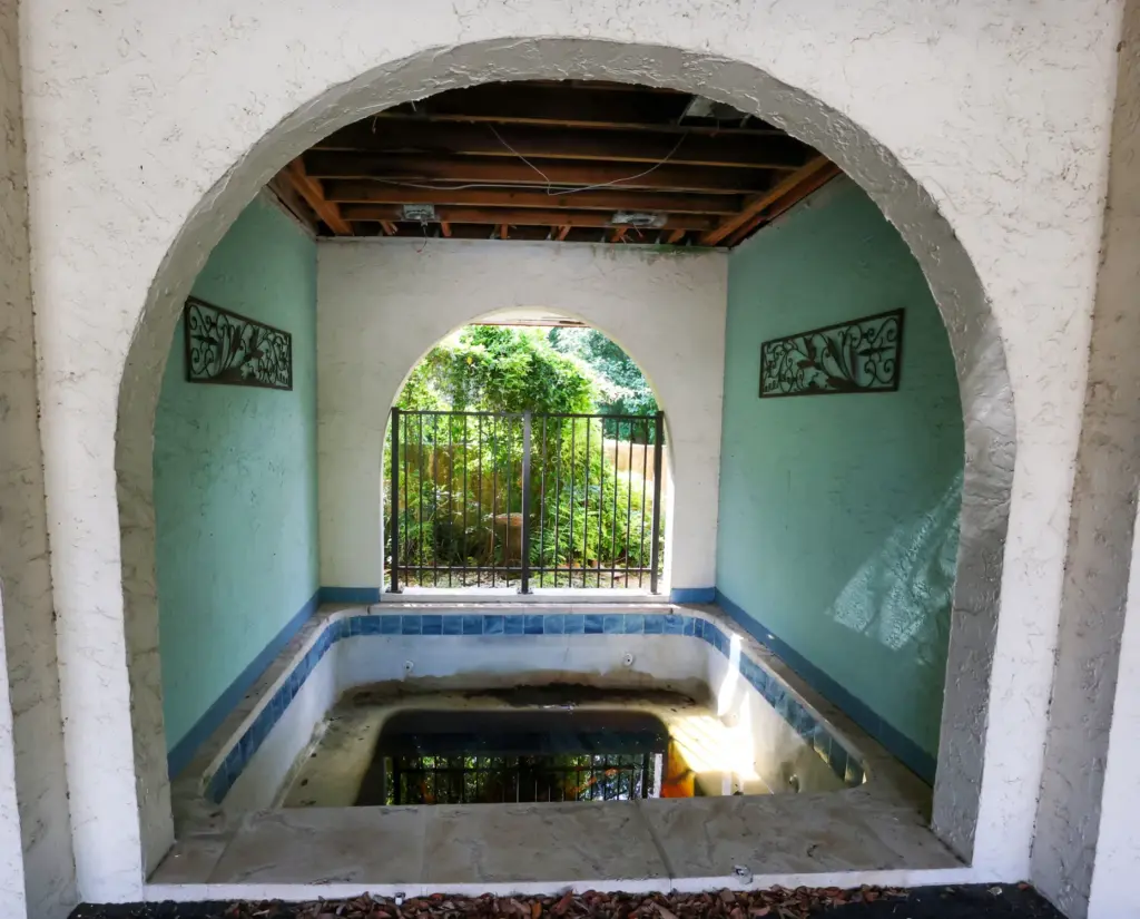 There is a vintage hot tub at Merrywood. (Joe Burbank/Orlando...