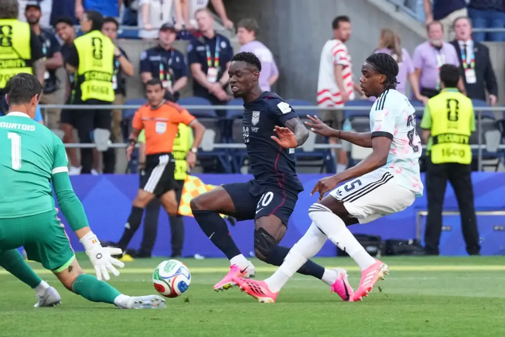 United States’ Folarin Balogun (20) tries to score on Belgium...