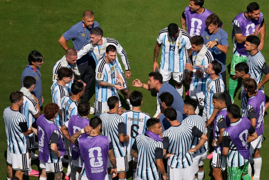 Argentina head coach Lionel Scaloni instructs his players during the...