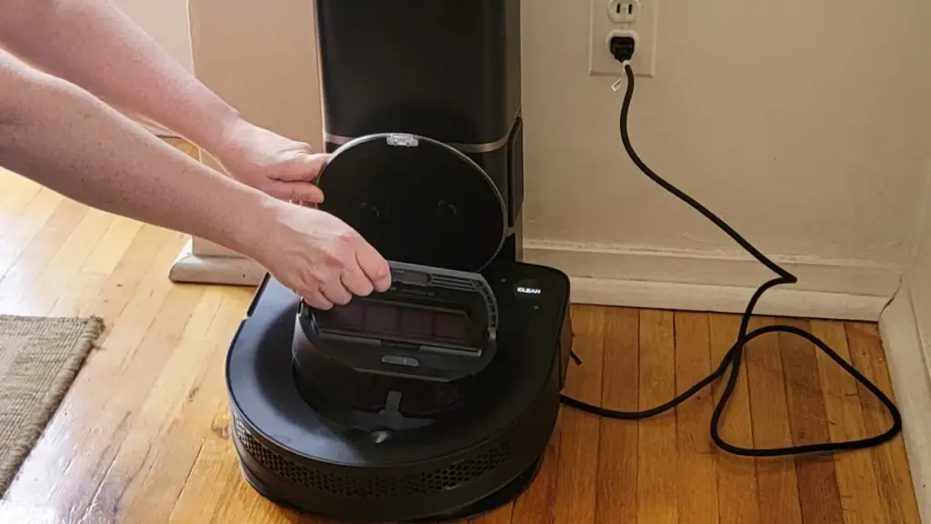 Person lifting Roomba filter lid