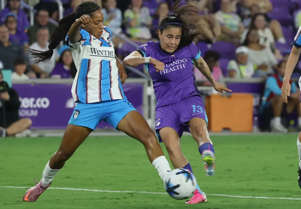 Orlando player Jacquie Ovalle (13) kicks at goal during the...