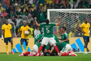 Mexico ends a 40-year knockout drought, beats Ecuador 2-0 to reach the round of 16