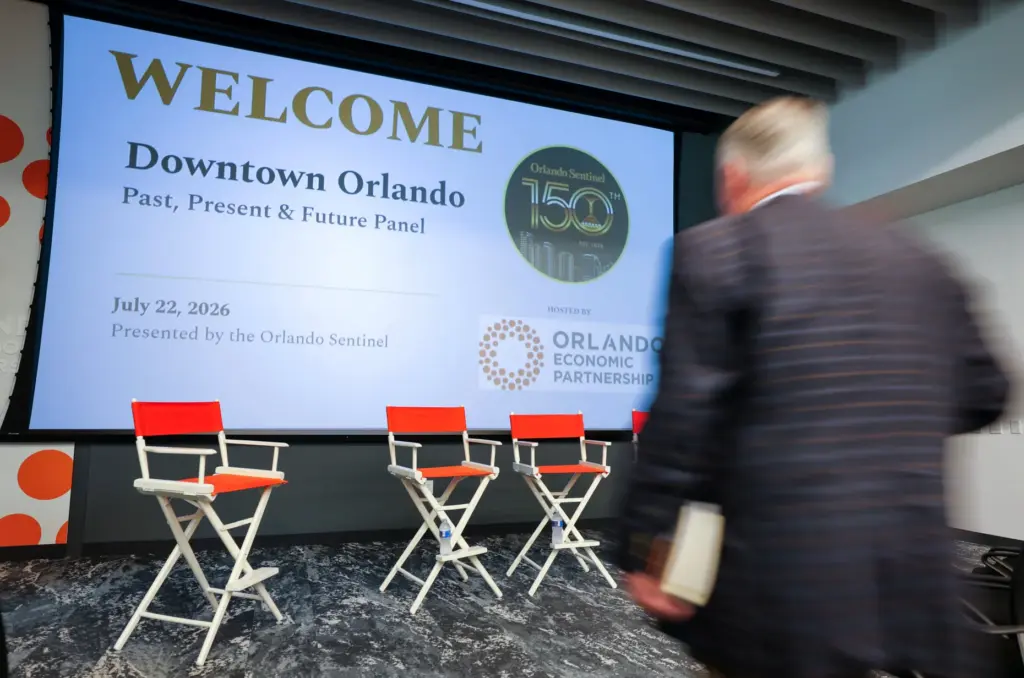 DISCUSSING DOWNTOWN â Orlando mayor Buddy Dyer arrives for the...