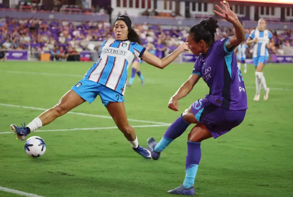 Chicago player Aaliyah Farmer (25) blocks a goal attempt by...