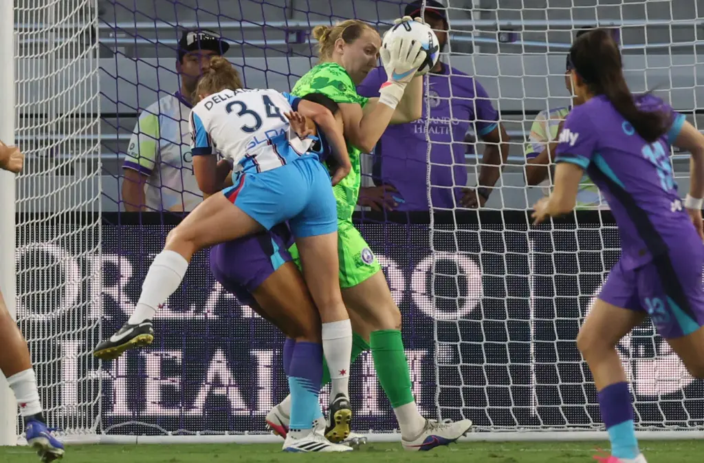 Orlando goalkeeper Anna Moorhouse makes a stop during the Chicago...