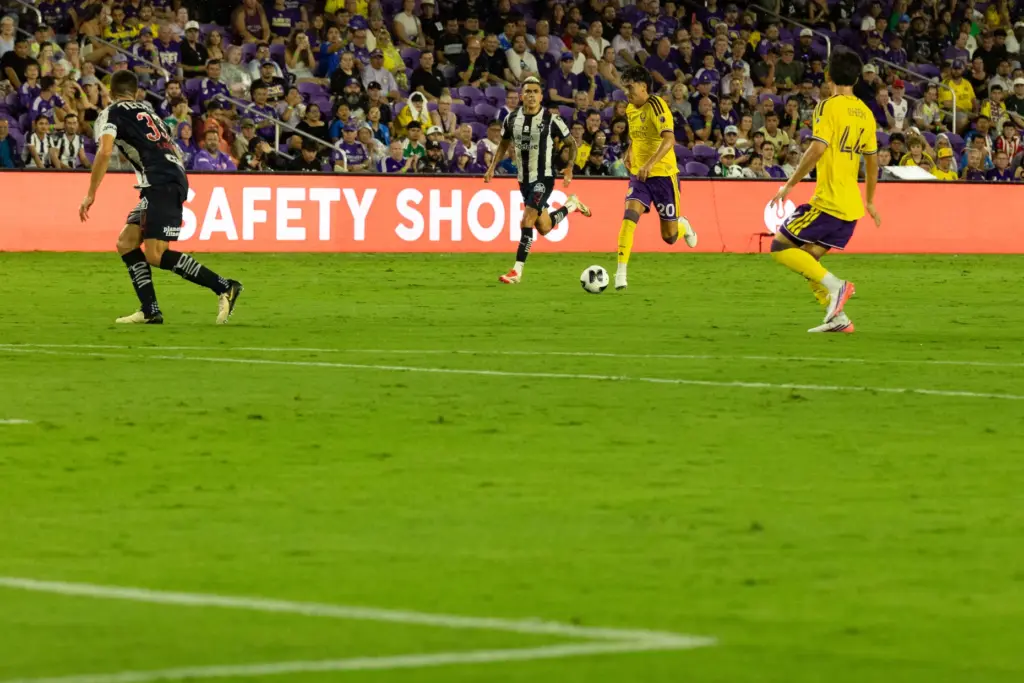 Orlando City player Eduard Atuesta (20) brings the ball down...