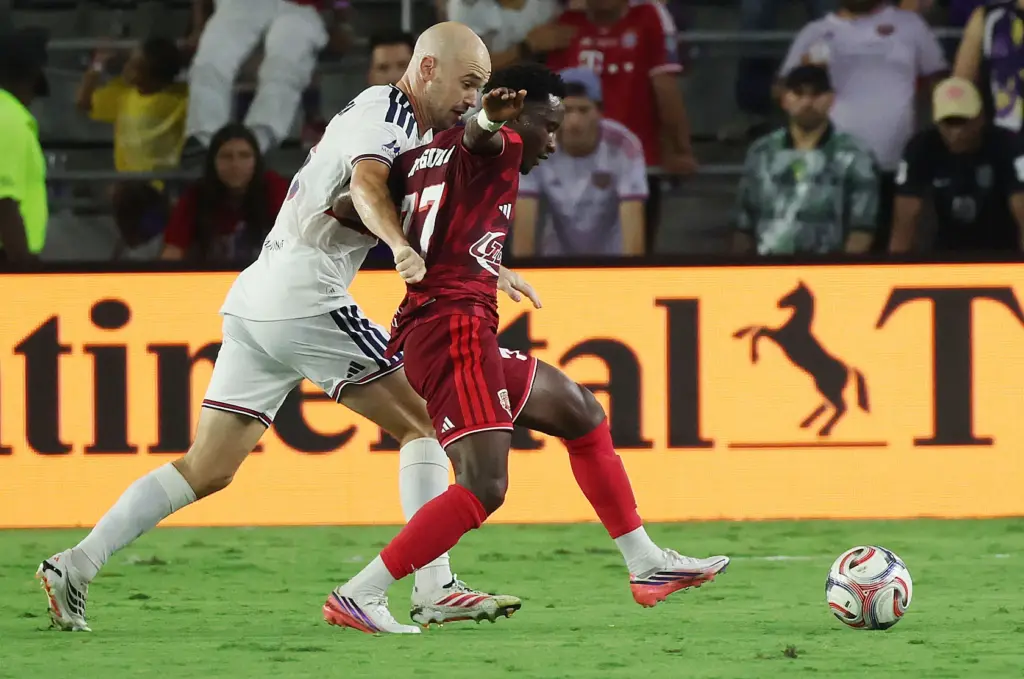 Orlando player Ivan Angulo (77) moves the ball past Chicago...