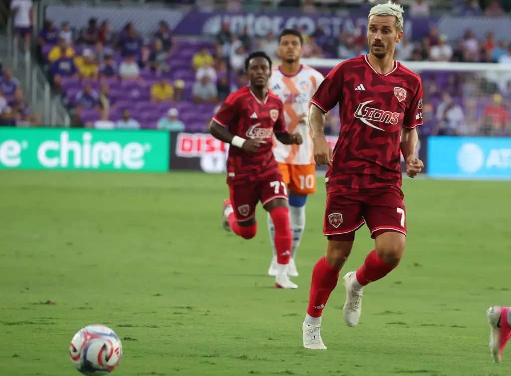 Orlando player Antoine Griezmann (7) eyes the ball during the...