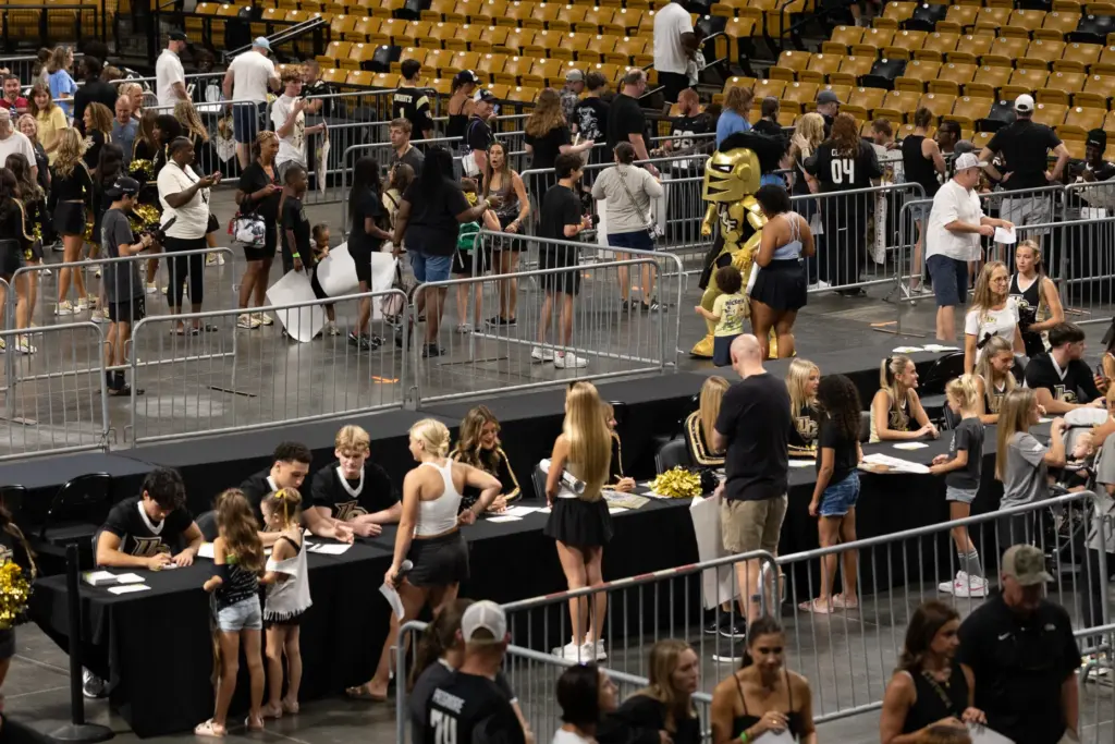 Fans line up to get autographs from the Knightâs football...