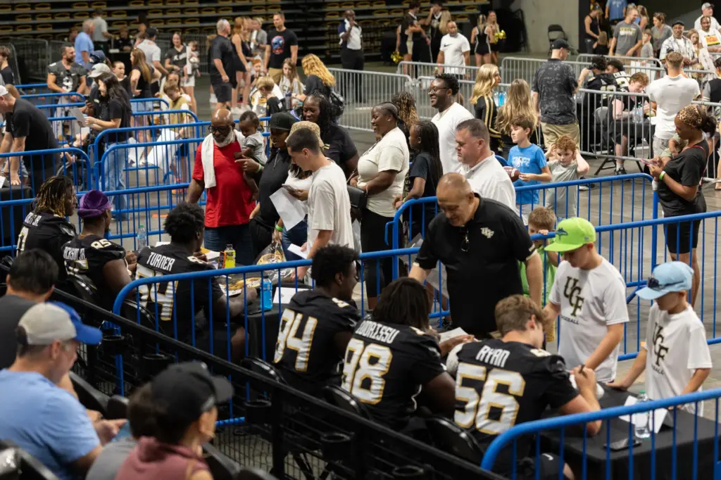 Fans line up to get autographs from the Knightâs football...