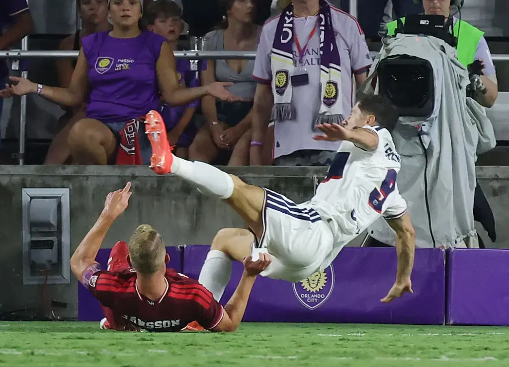 Chicago player Robert Lewandowski (9) is fouled by Orlando player...