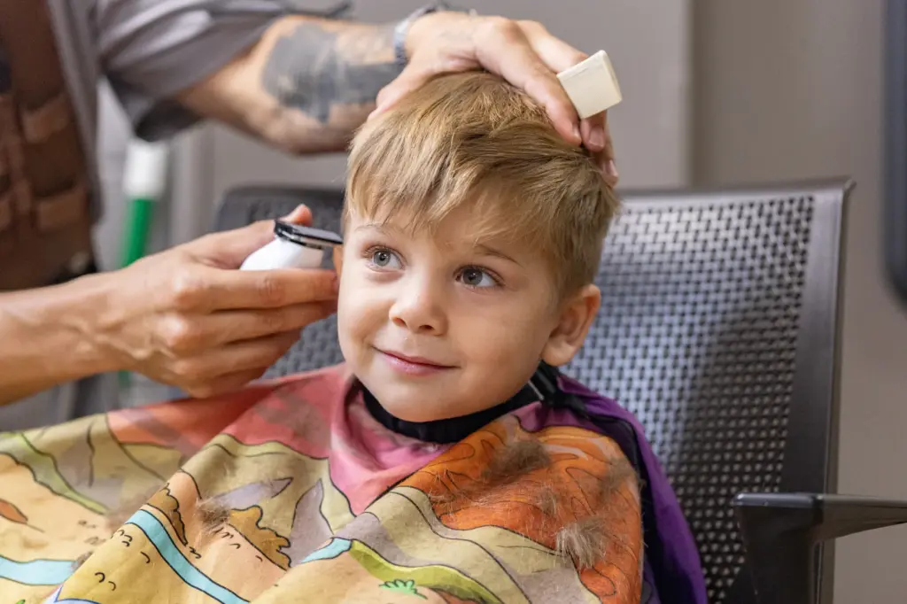 Henry Azzo gets his haircut by Barber Israel âIzzyâ Leon...