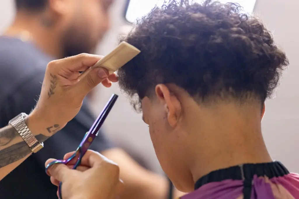 Christopher Negron gets his haircut by Barber Israel âIzzyâ Leon...