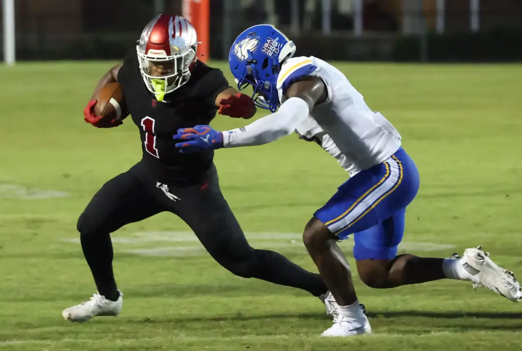 Edgewater running back Jaelyn Powell (1) runs during the The...