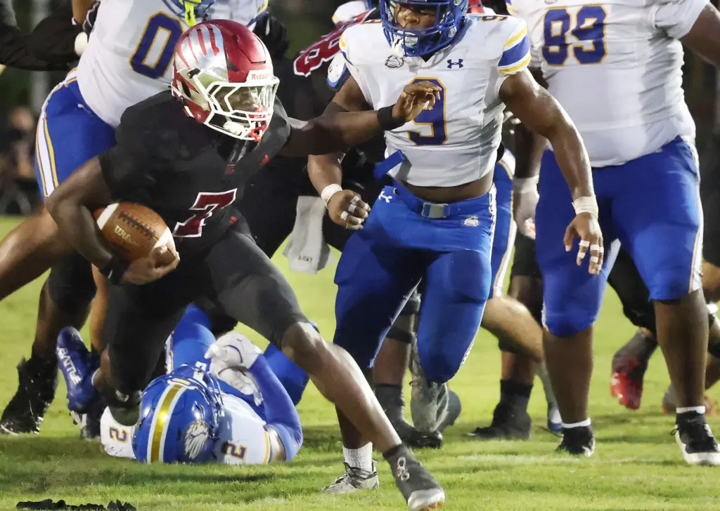 Edgewater running back Jahmari Hammonds (7) runs during the The...