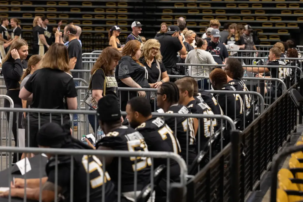 Fans line up to get autographs from the Knightâs football...