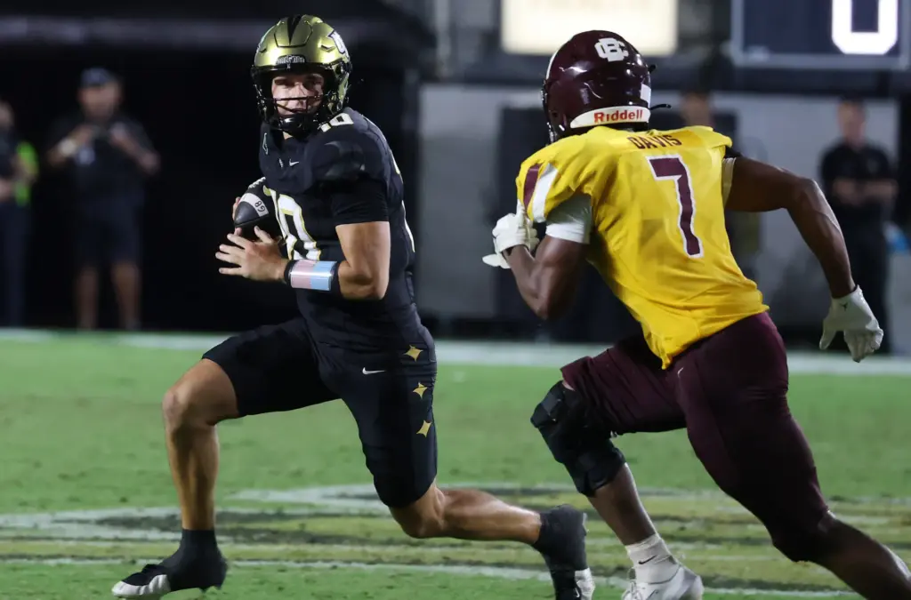 UCF quarterback Kaleb Annett (10) scrambles during the Bethune-Cookman at...