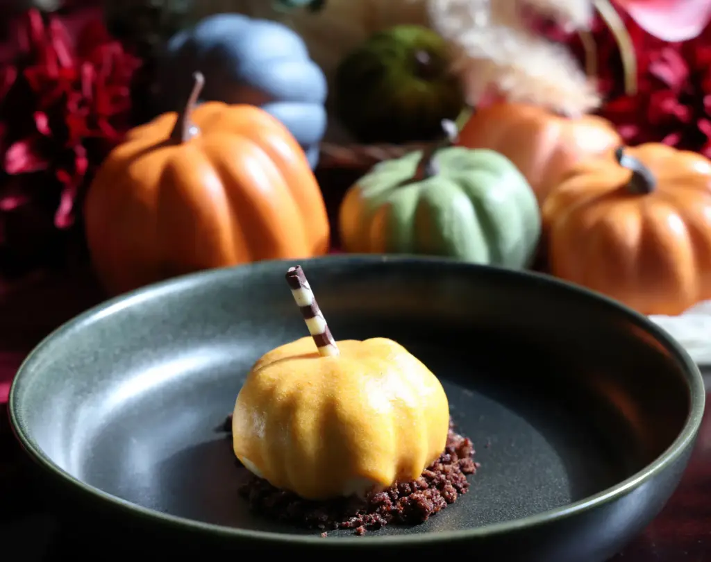 14th HOOLEY AT DISNEY â A pumpkin and gingerbread cheesecake...