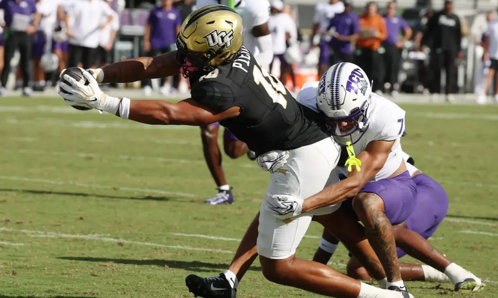 UCF tight end Caden Piening (18) reaches into the endzone...