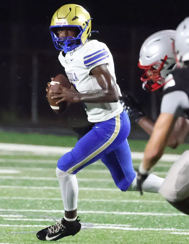 Osceola quarterback Jabari Coombs Jr. scrambles during the Osceola High...