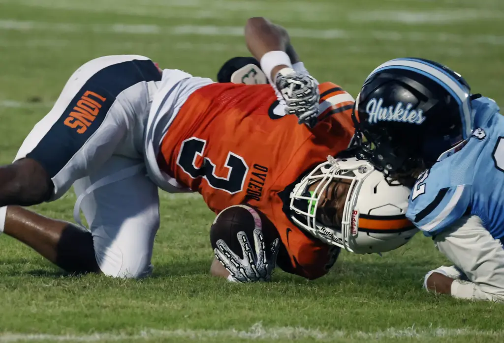 Oviedo receiver Carmari Solomon (3) comes down with a pass...
