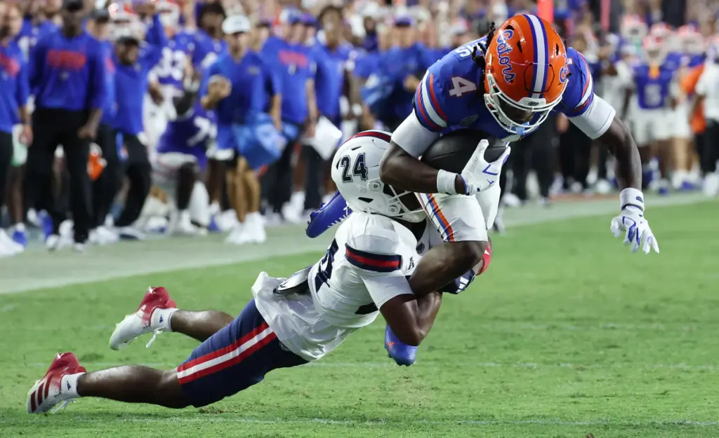 Florida wide receiver TJ Abrams (4) catches a pass over...
