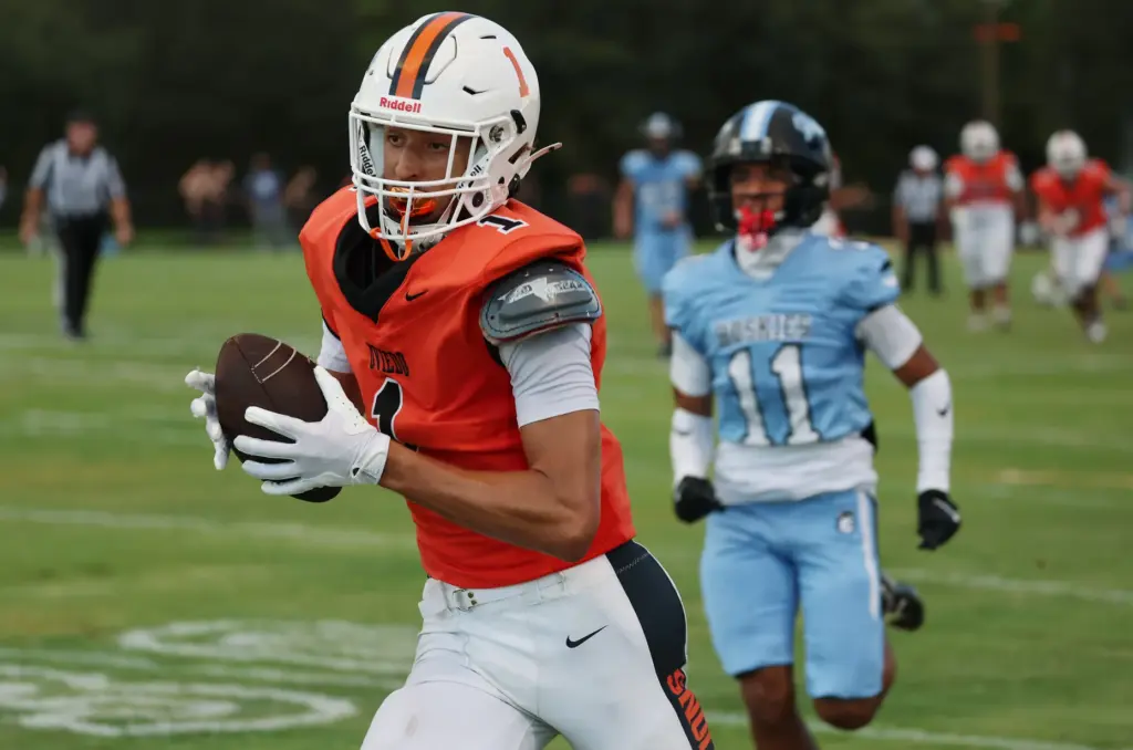 Oviedo receiver Jordan Donahoo (1) pulls in a touchdown catch...