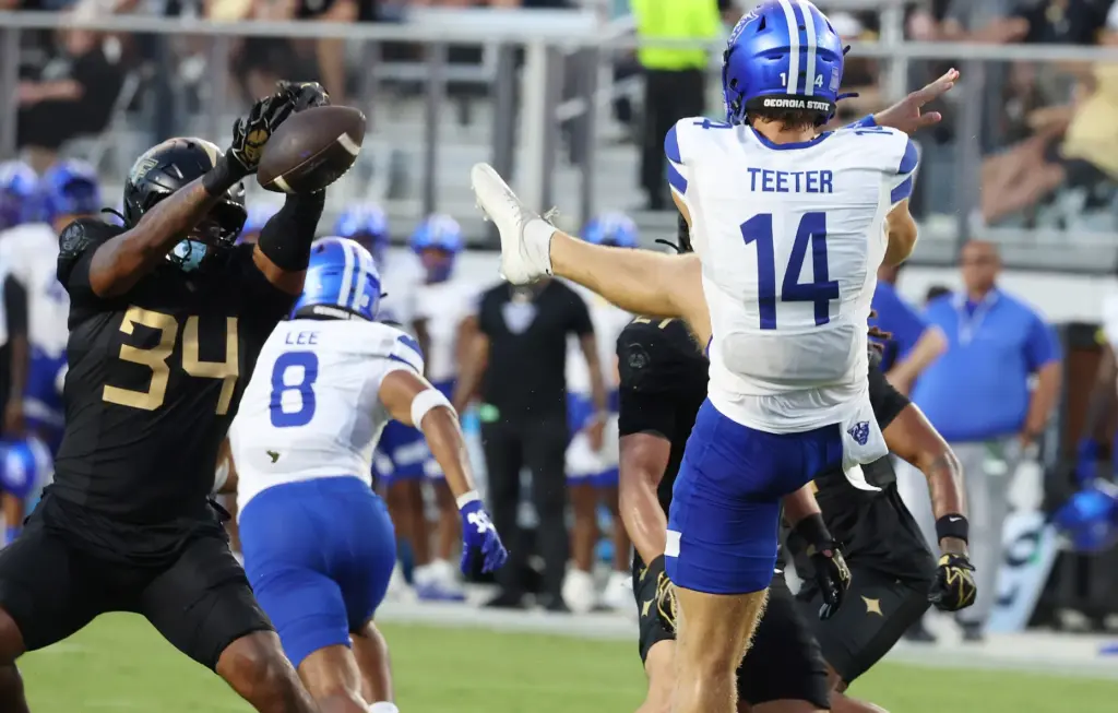 UCF linebacker Jahleel Culbreath (34) blocks a punt by Georgia...