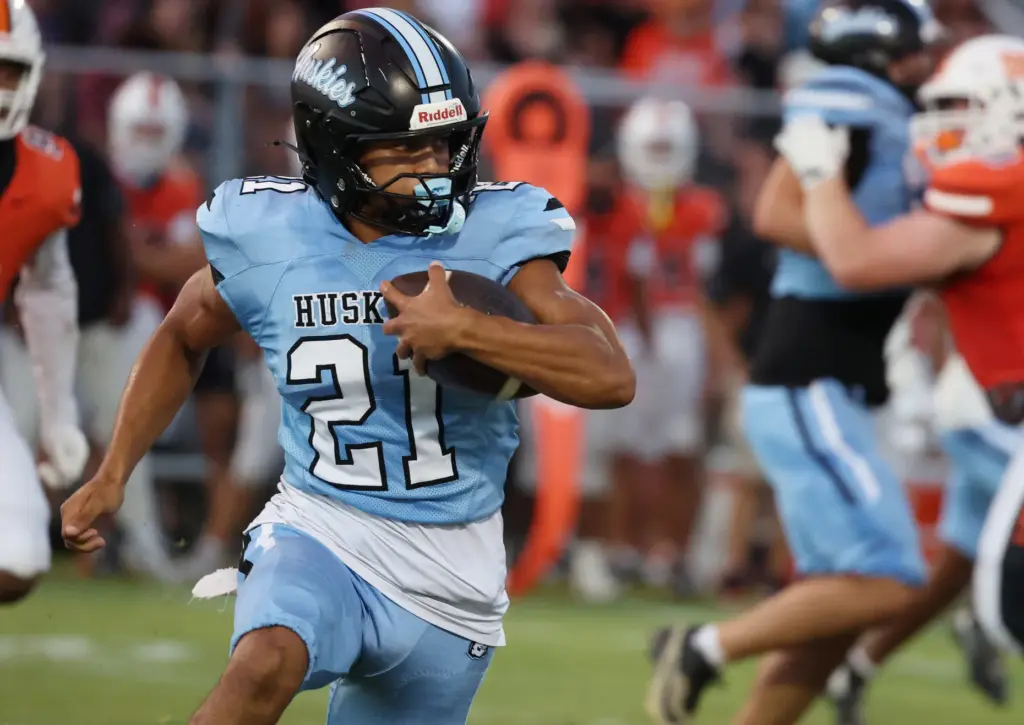 Hagerty running back Roberto Santiago-Lopez runs during the Oviedo High...