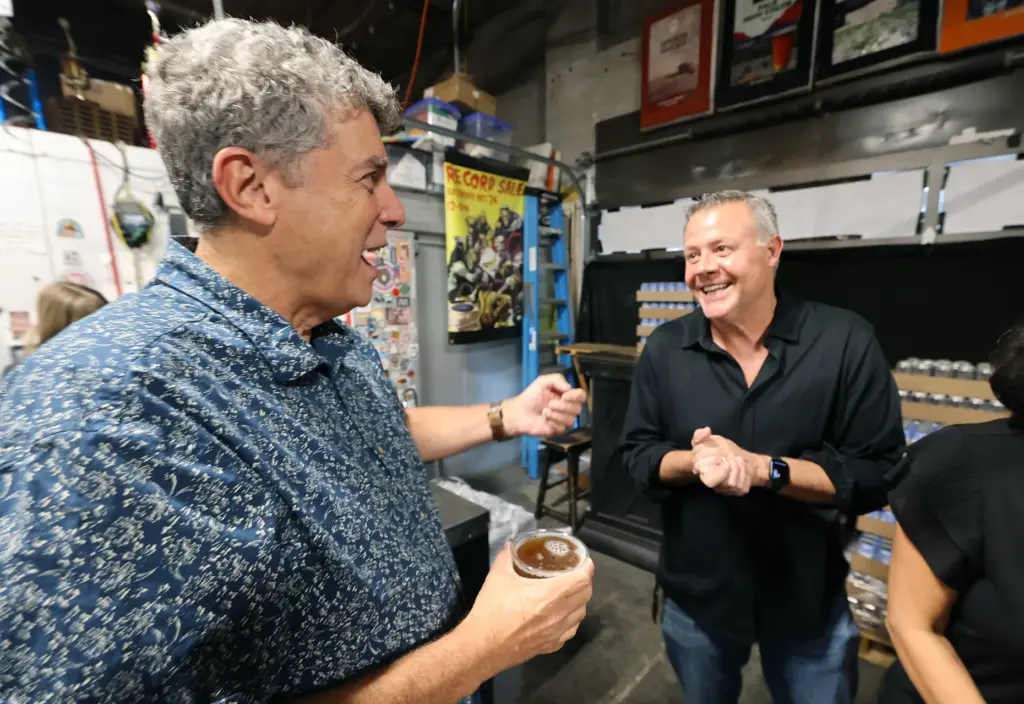 Orlando Sentinel executive editor Roger Simmons, left, chats with columnist...