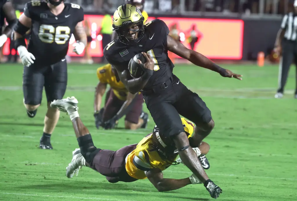 UCF running back Taevion Swint (4) runs for a touchdown...