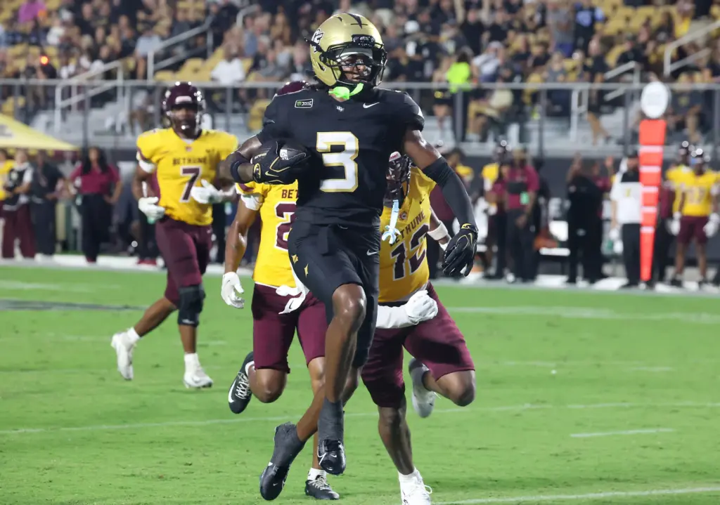 UCF wide receiver Jonathan Bibbs (3) runs a catch into...