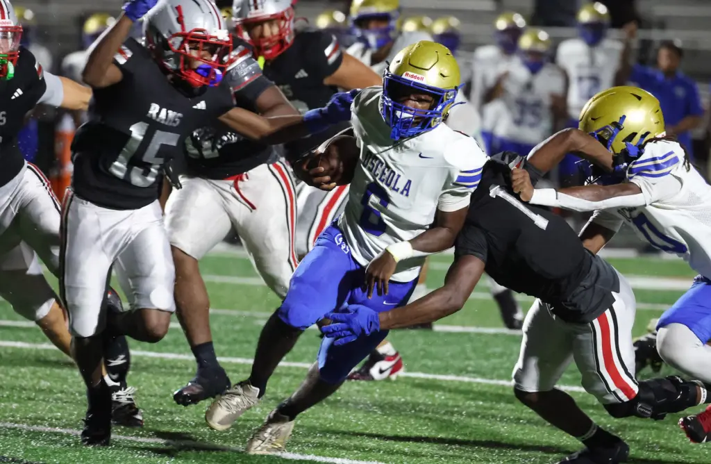 Osceola running back Zylin Garrett (6) runs during the Osceola...