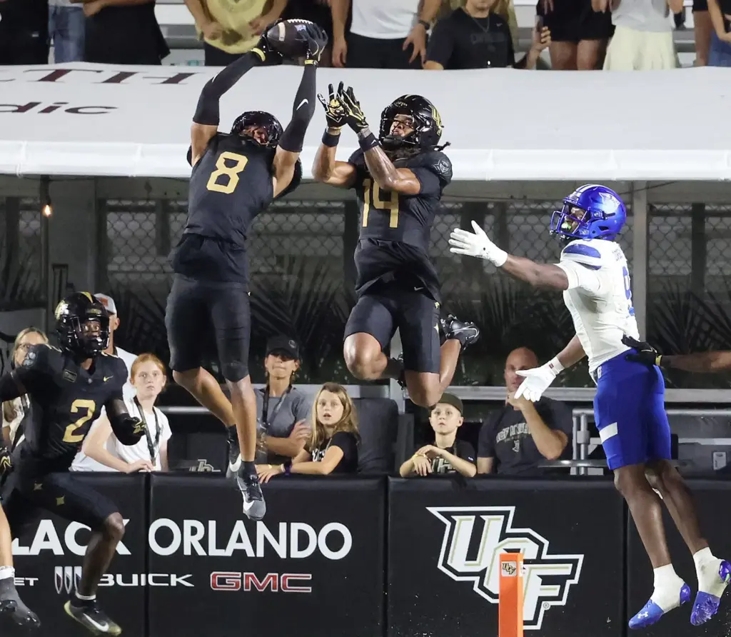 UCF defensive back Demari Henderson (8) intercepts a pass in...