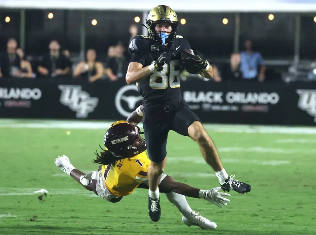 UCF wide receiver Chase Hinshaw (86) runs past BC linebacker...