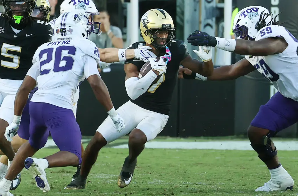 UCF defensive back Antione Jackson (7) runs after an interception...