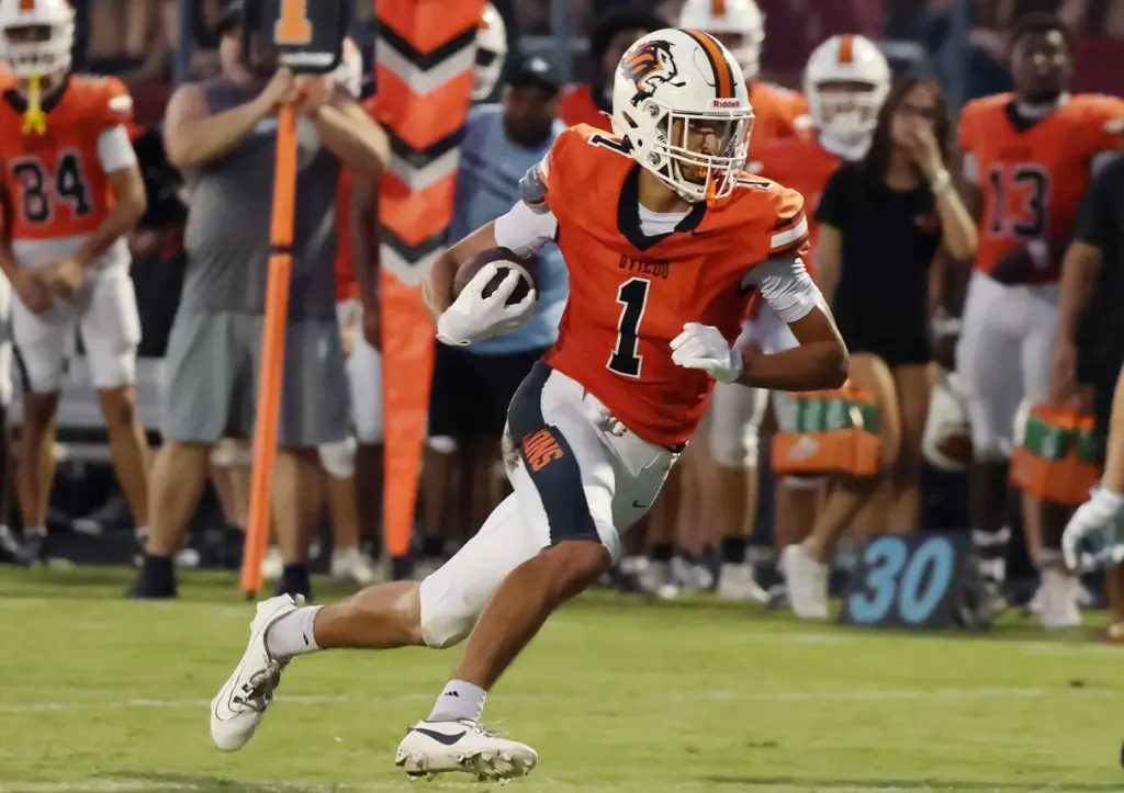 Oviedo receiver Jordan Donahoo runs after a catch during the...